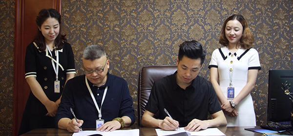 加拿大白求恩學(xué)校留學(xué)負(fù)責(zé)人與路校長在漫路學(xué)校進(jìn)行揭牌儀式